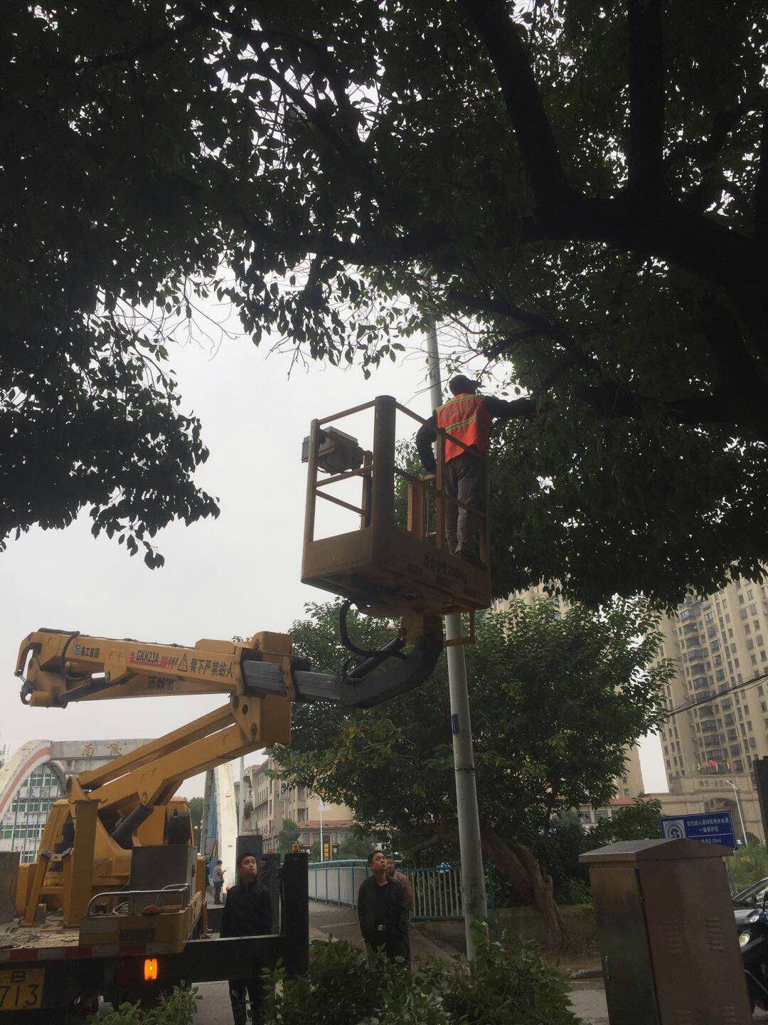 近日，我公司根據(jù)南陵縣市政園林所通知，組織安排人員車輛協(xié)助市政園林所路燈科修剪陵陽路兩側(cè)遮擋路燈照明的樹枝。此項工作持續(xù)了三天，消除了因路燈光照不足帶來的夜間通行安全隱患問題，受到沿線居民一致好評。